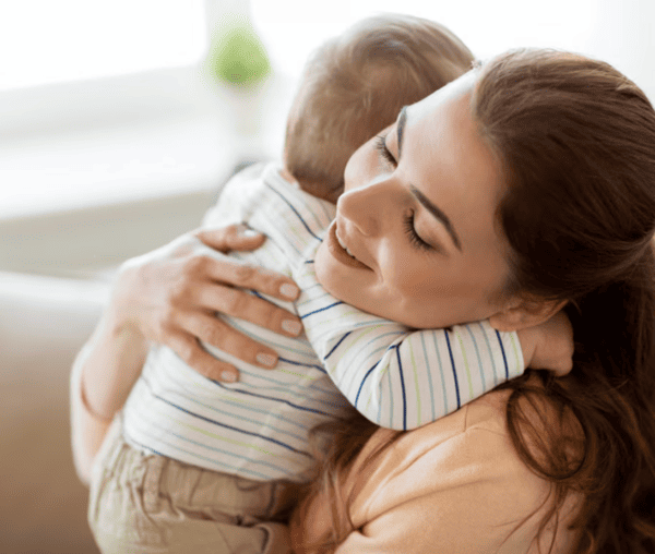 mamma e bimbo abbraccio - Life&People Magazine