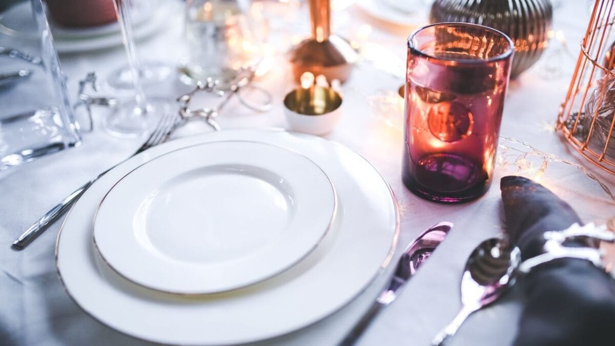 Füde Dinner Experience: spopola trend cena nudi con sconosciuti