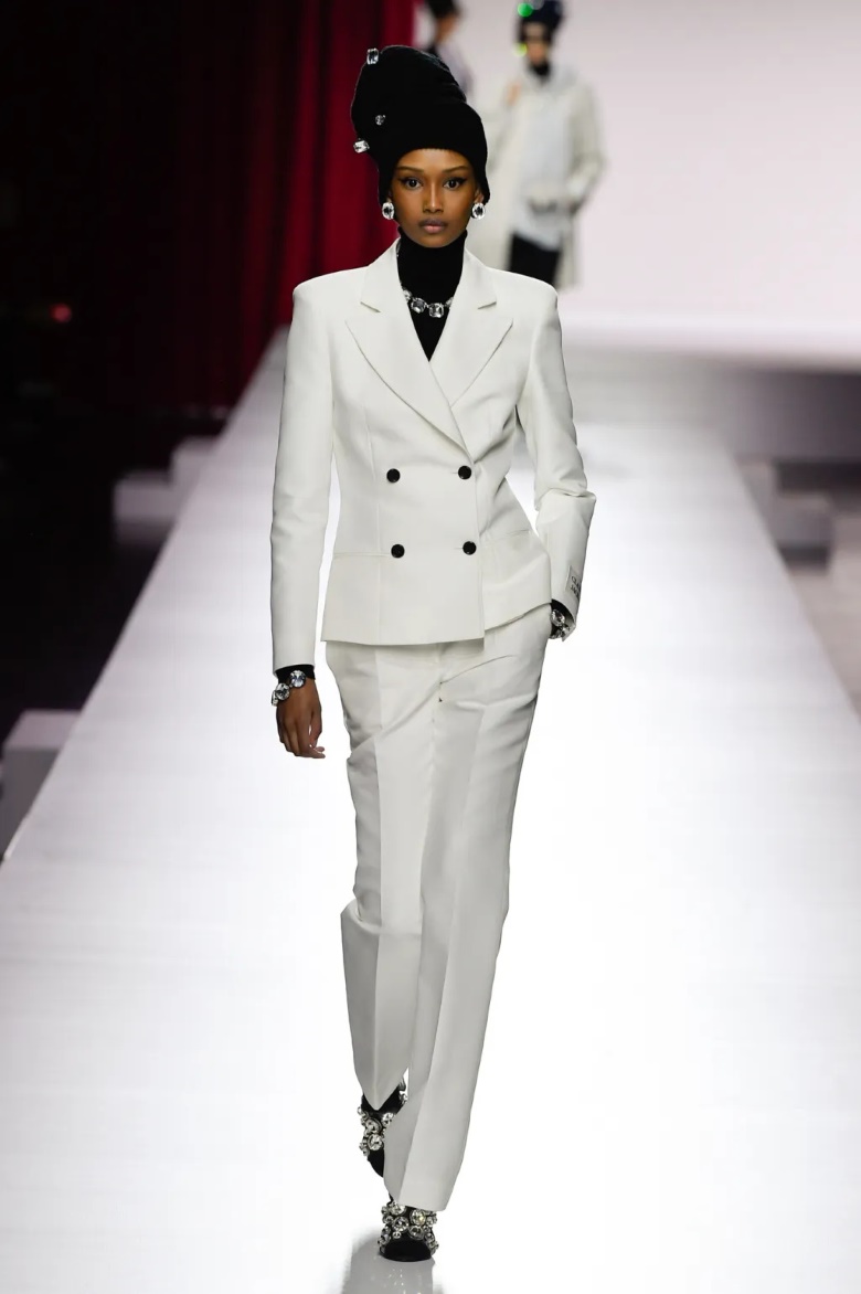MOSCHINO PRIMAVERA ESTATE 2024 SFILATA MFW | LIFE&PEOPLE MAGAZINE