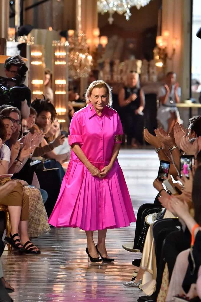 Miuccia Prada nel finale della sfilata Cruise di Prada nel 2019 - life&people magazine