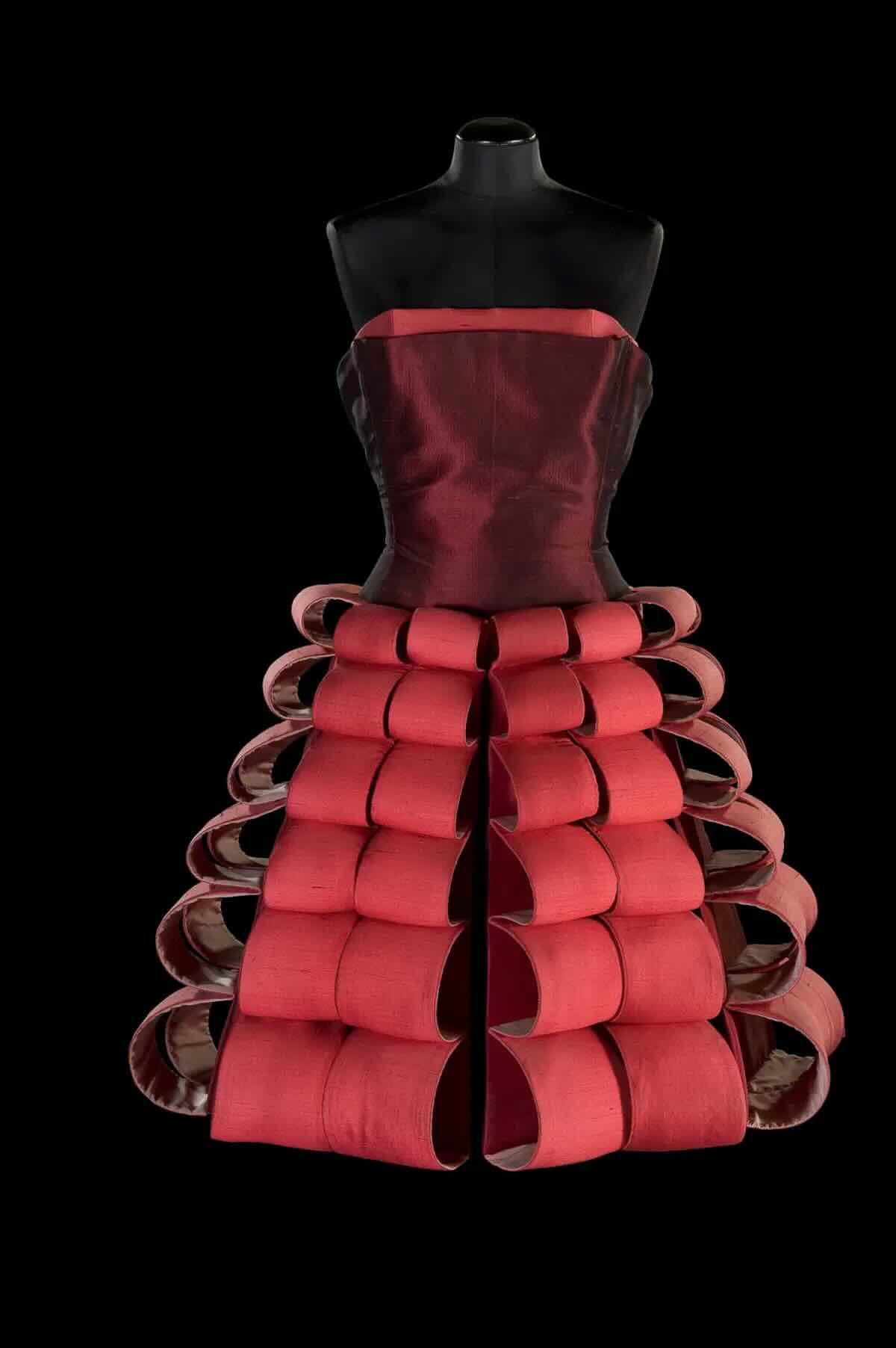 Abito-scultura, 1992. Foto di Claudia Primangeli. Su gentile concessione di Fondazione Roberto Capucci - Life&People Magazine