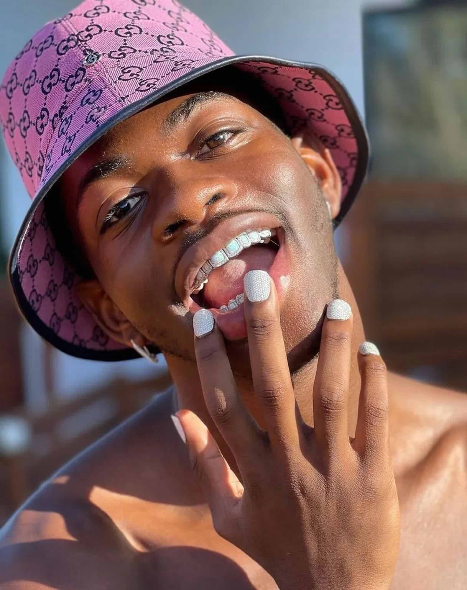 Lil Nas X unghie diamanti - Life&People Magazine