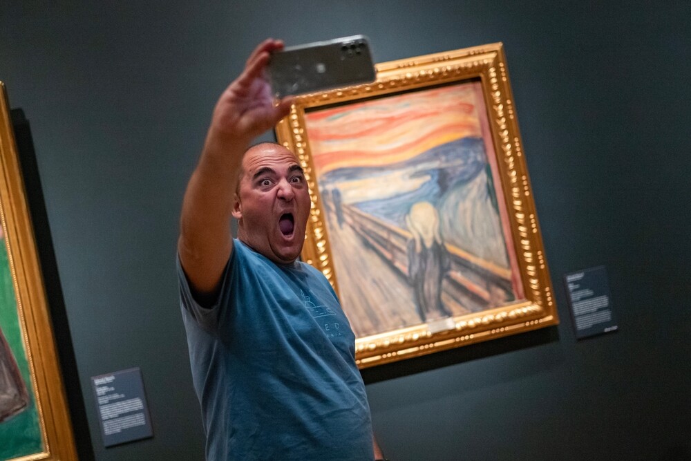 Galateo nei musei selfie Munch - Life&People Magazine