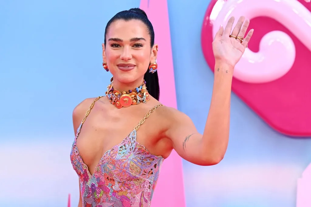 muse moda 2025 Dua Lipa in Versace Butterfly dress alla prima londinese di Barbie - Life&People Magazine