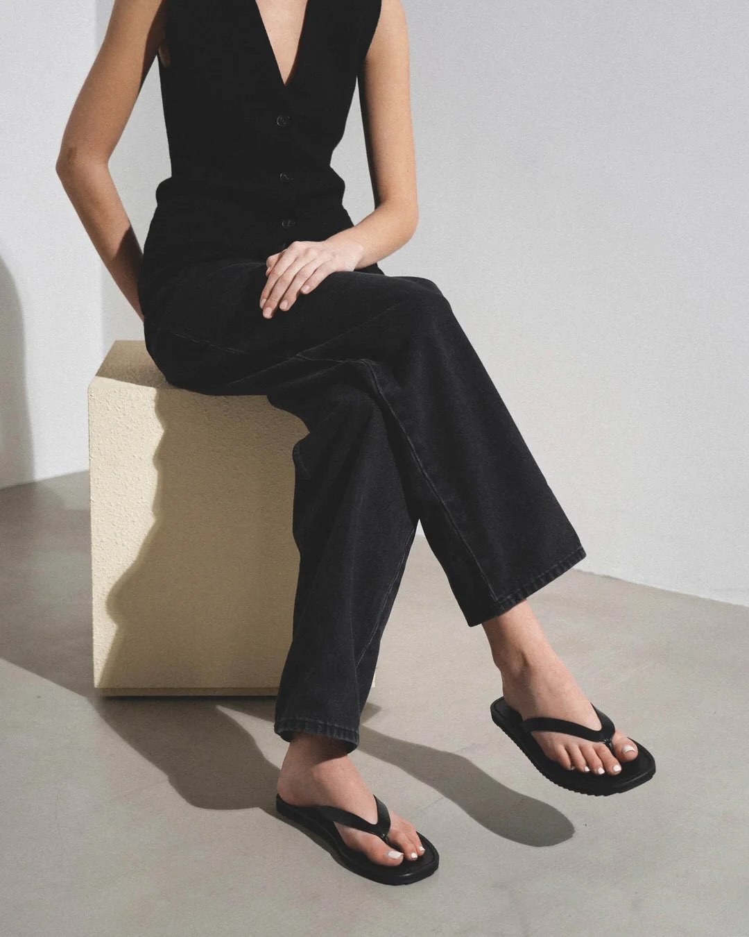 The Row city black flip flops - Life&People Magazine