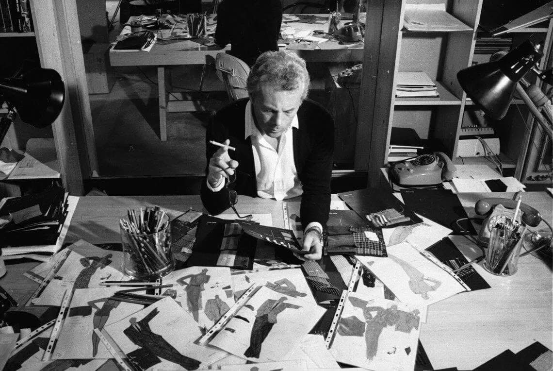 Giorgio Armani fotografato nel suo studio nel 1979 - Life&People Magazine
