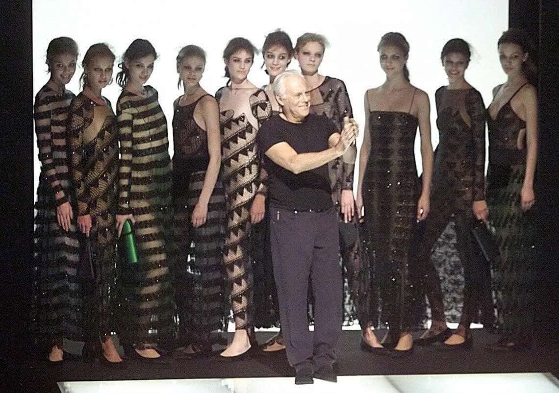 Giorgio Armani con le modelle nella sfilata FW 1999-2000 a Milano - Life&People Magazine