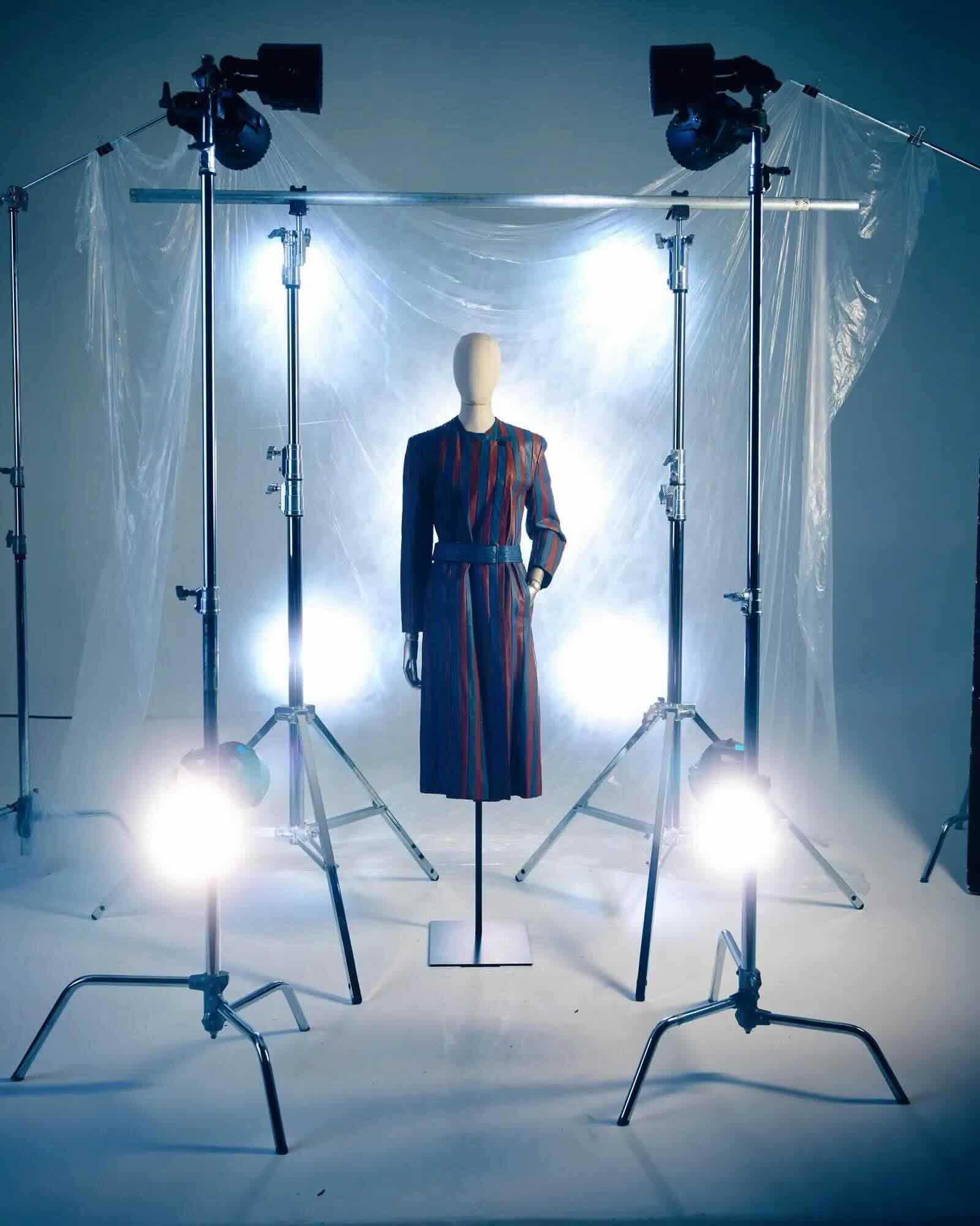 Trench girocollo, capo iconico da indossare Armani archivio 1980 - Life&People Magazine