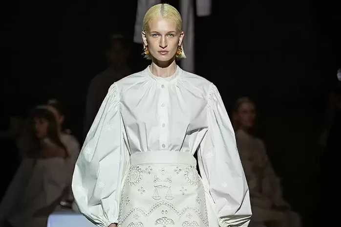 Viltse di Gunia indossata da una modella in passerella - Life&People Magazine