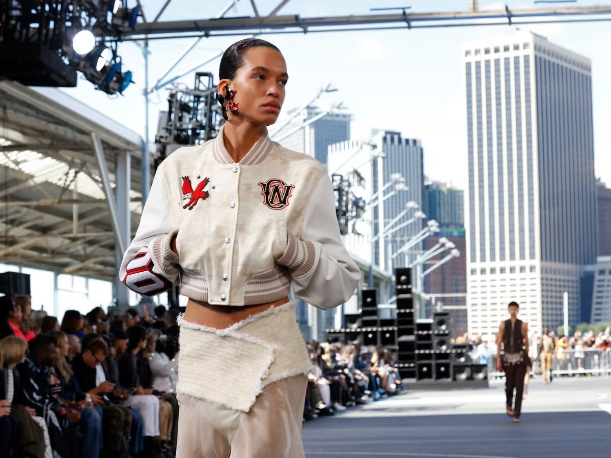 curiosità New York fashion week Modella soprai tetti di New York che sfila - Life&People Magazine