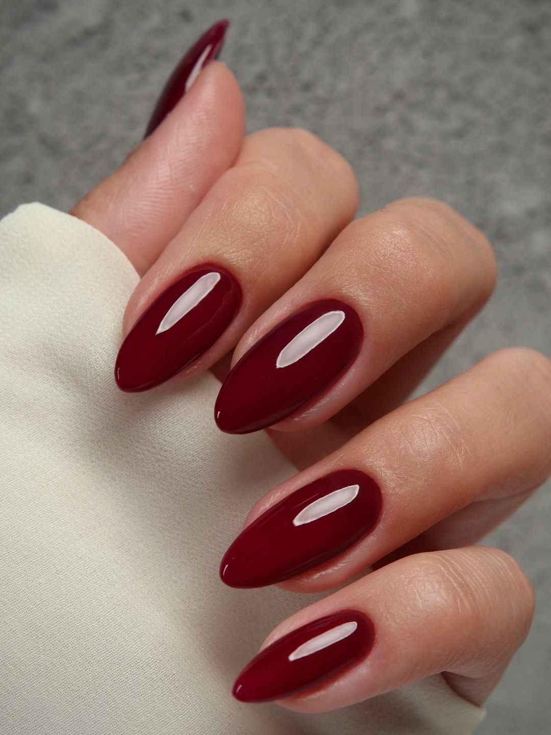 tendenze manicure autunno inverno 2025 Unghie rosso scuro - Life&People Magazine