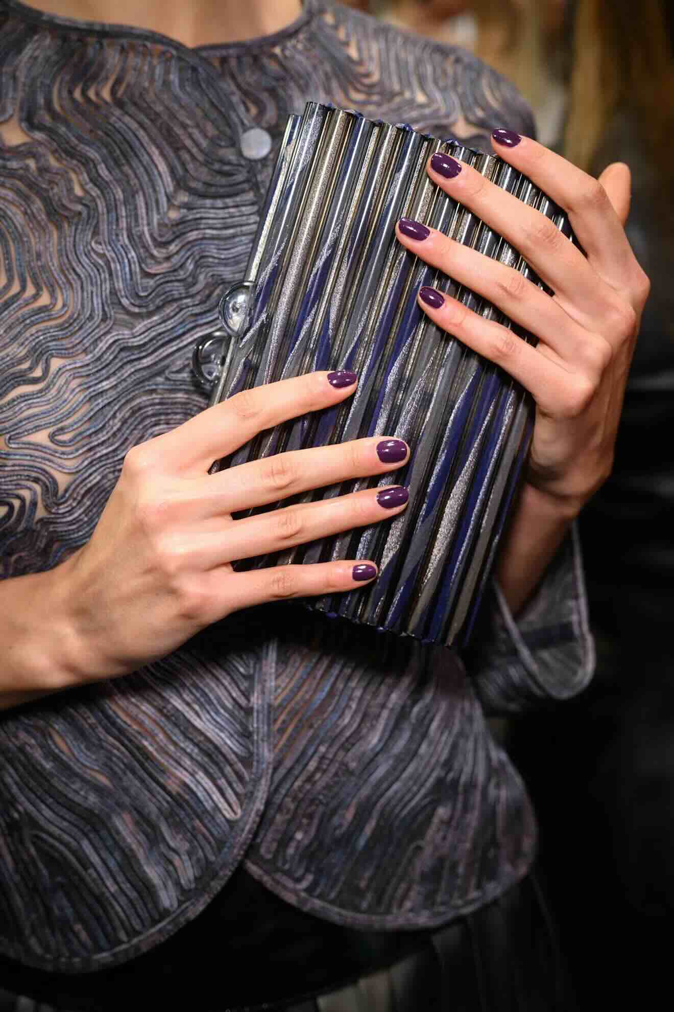 tendenze manicure autunno inverno Colore viola melanzana su unghia corta alla sfilata di Giorgio Armani - Life&People Magazine