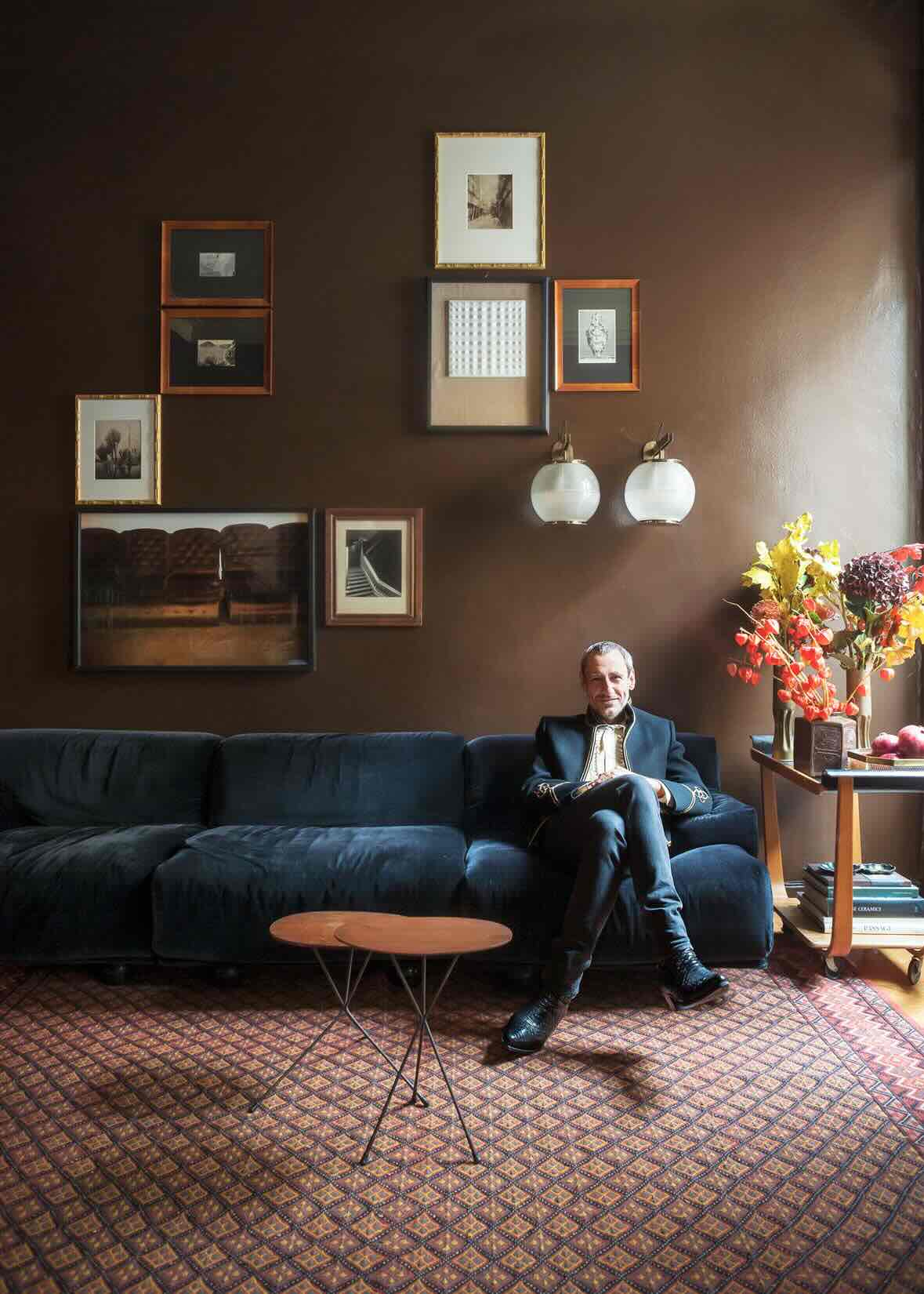 architettura cortili milanesi Emiliano Salci, co fondatore di Dimorestudio ritratto sul divano Fiandra di Vico Magistretti, Cassina. - Life&People Magazine
