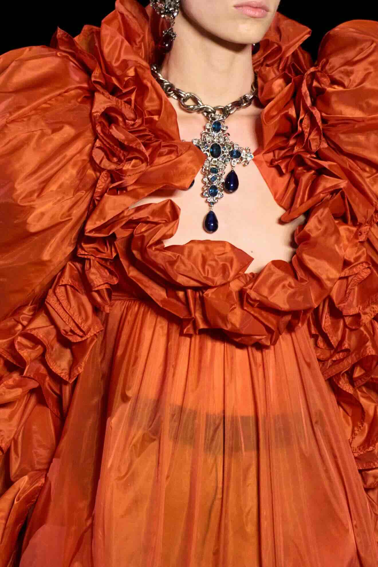 La collana a catena con maxi croce e pietre, dalla sfilata Saint Laurent Primavera-Estate 2026 - Life&People Magazine