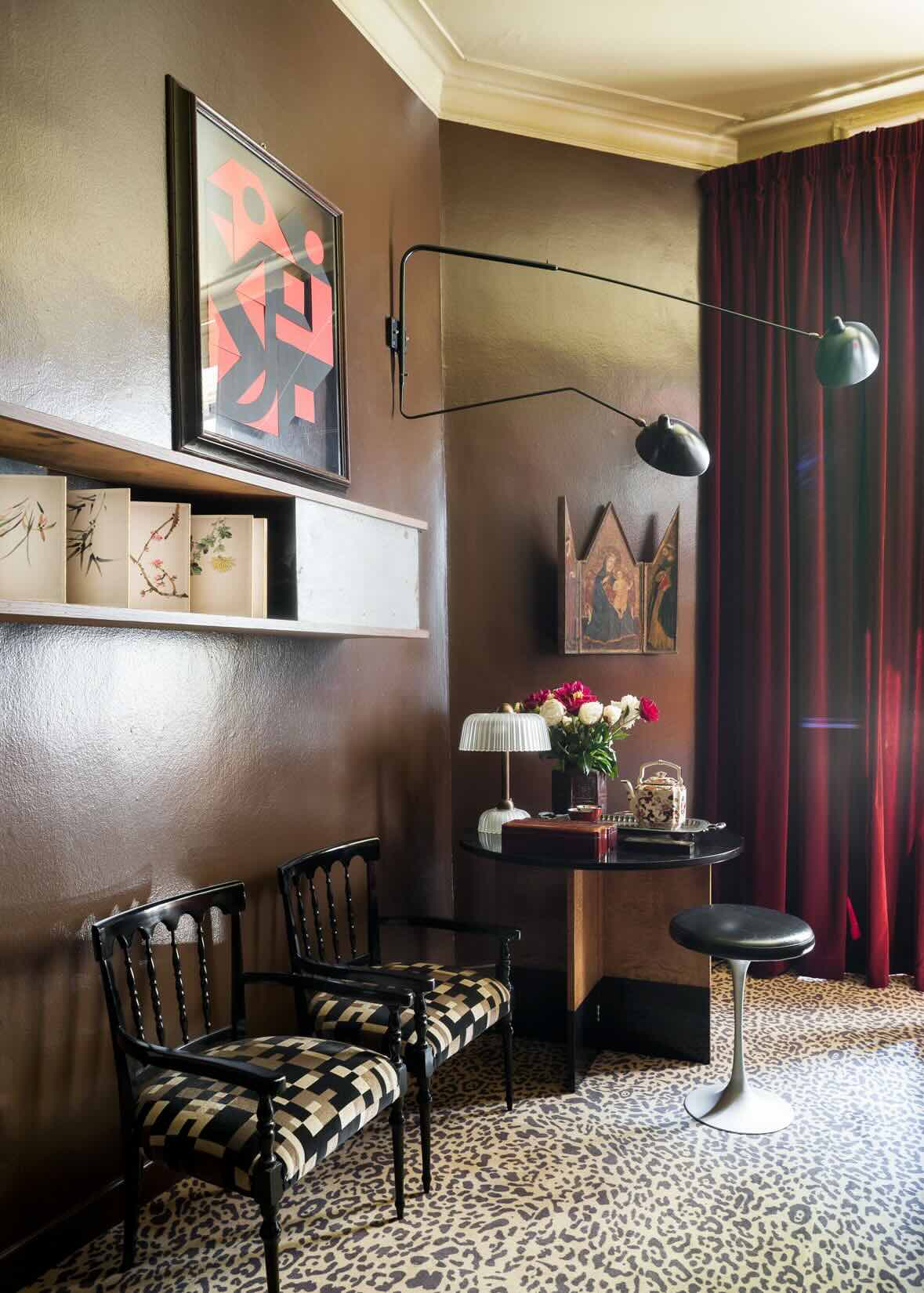 architettura cortili milanesi Moquette animalier tavolo anni 30, con pezzi di design vintage - Life&People Magazine