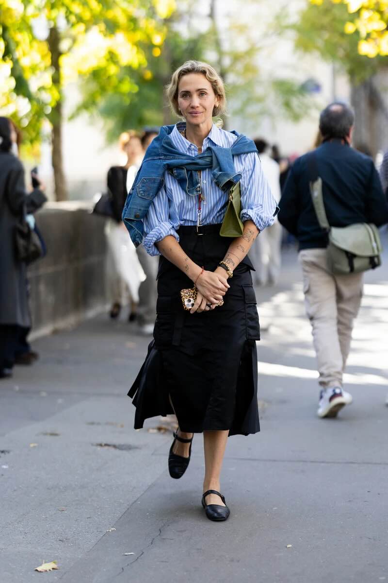 Street Style parigino SS 26, gonna e golf sulle spalle - Life&People Magazine