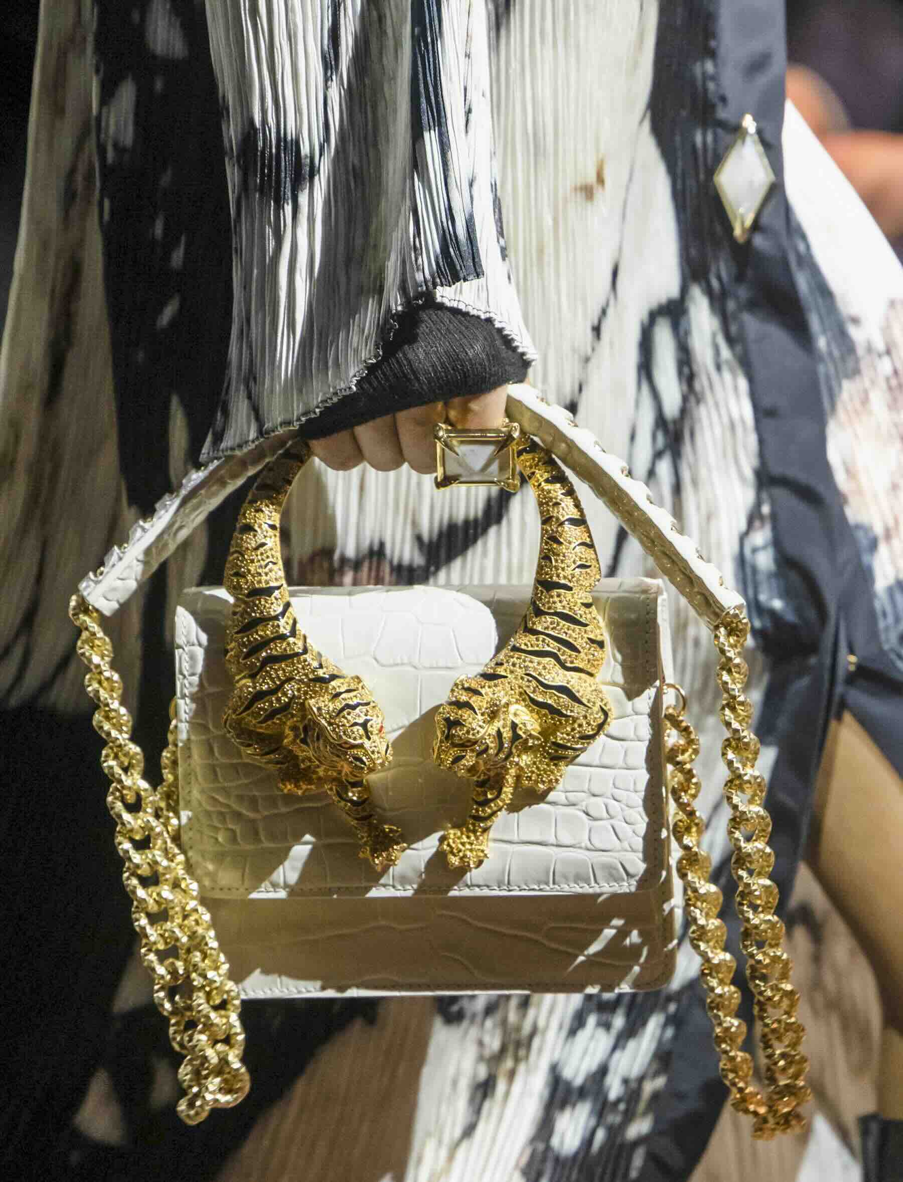 Maxi gioiello sia anello che manico della borsa durante Las filata di Schiaparelli a Parigi - Life&People Magazine