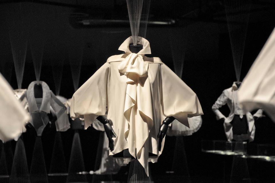 la camicia secondo il genio di Gianfranco Ferré esposta al Museo del Tessuto - Life&People Magazine