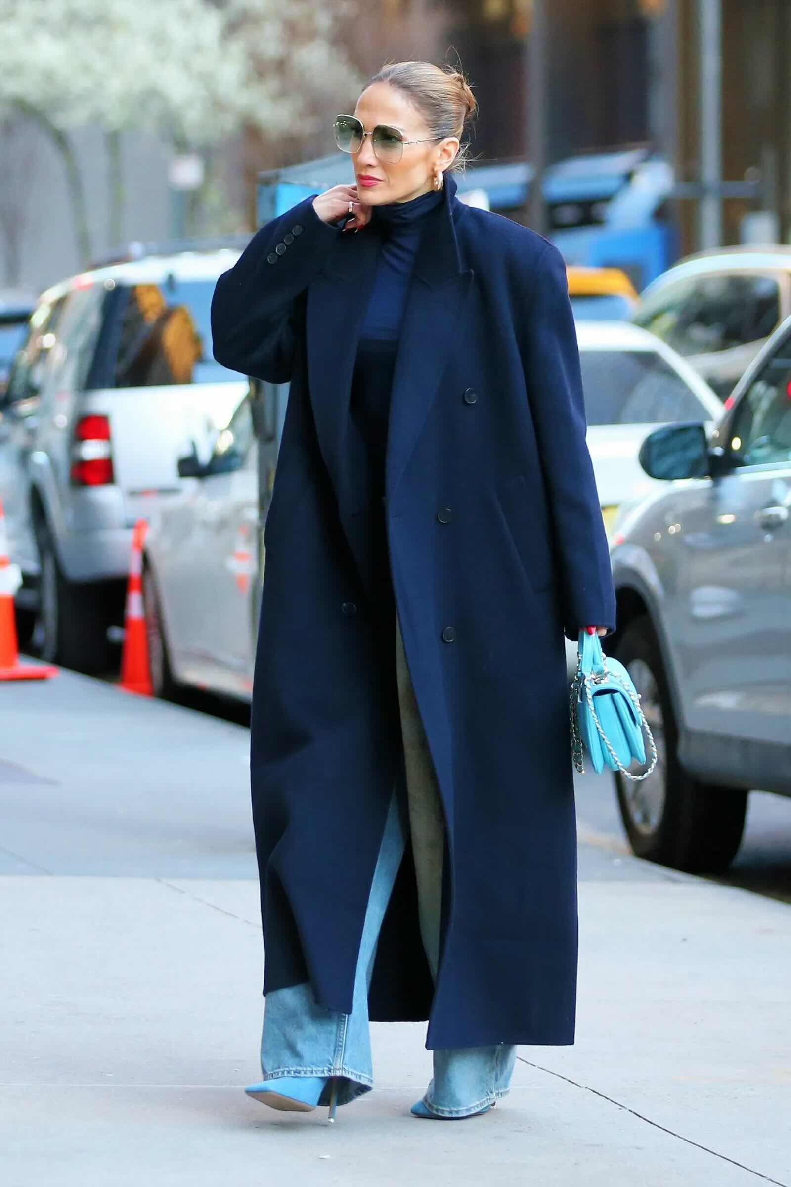 JLO indossa un cappotto blue navy - Life&People Magazine