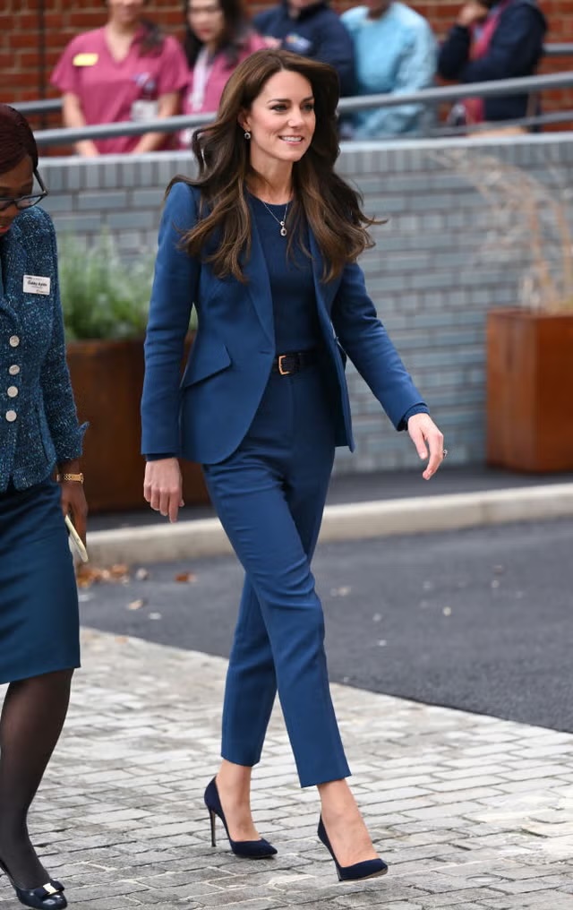 Kate Middelton con tailler outfit blu navy- Life&People Magazine