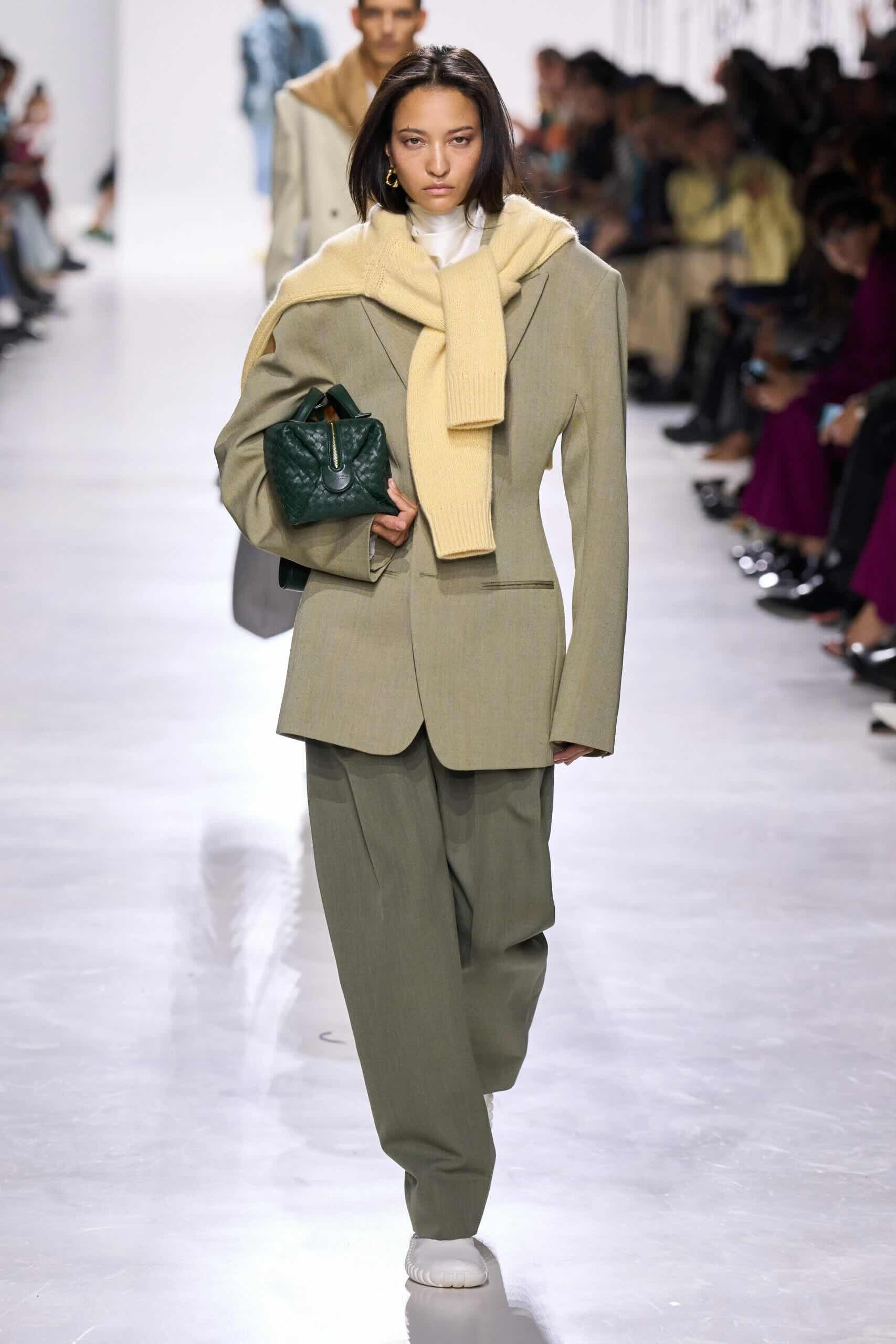giallo e salvia abbinamento per la primavera di bottega veneta 2026 - Life&People Magazine