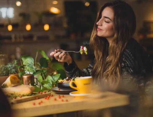 Il piacere del silenzio: perché la cena in solitaria è nuovo atto di affermazione?