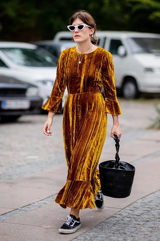 socialite con un abito in velluto color senape - Life&People Magazine