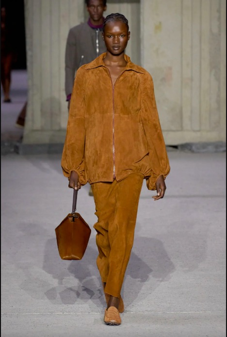 tods pelle scamosciata suede 2023 - Life&People Magazine