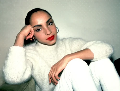Sade Adu: i cerchi d’oro, la treccia e l’eterno minimalismo soul della cantante