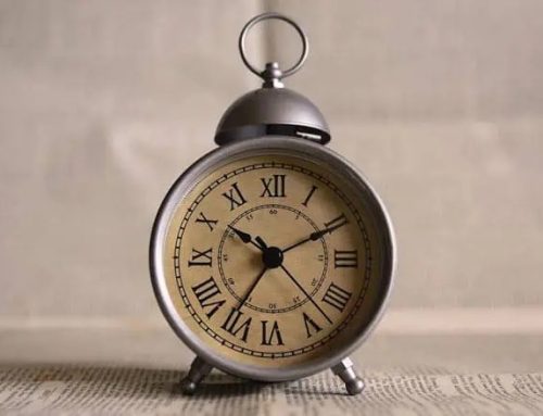 Dal canto del gallo all’orologio: i metodi per svegliarsi prima dell’invenzione della sveglia mattutina