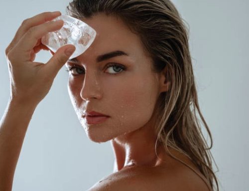 Cryo-Routine mattutina: i tool ghiacciati salvano il viso dalle notti calde