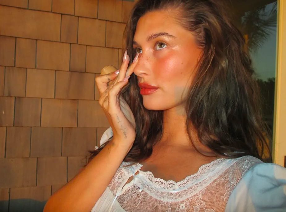 hailey bieber blush tendenze - Life&People Magazine