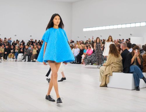 Mini abito a trapezio e la silhouette anni ’60 per combattere il caldo