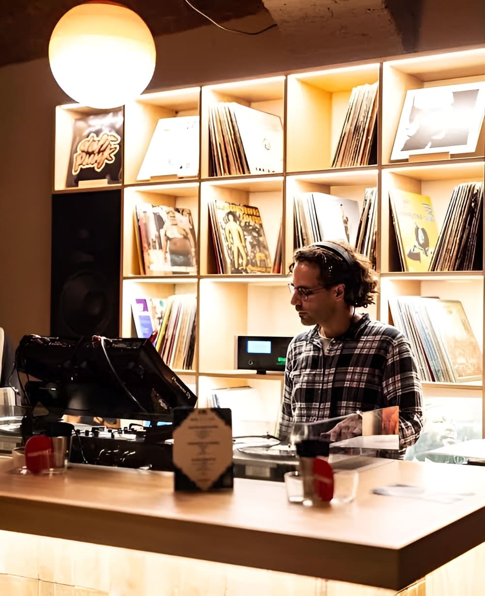Musica listening bar Minimarket Club - Life&People Magazine
