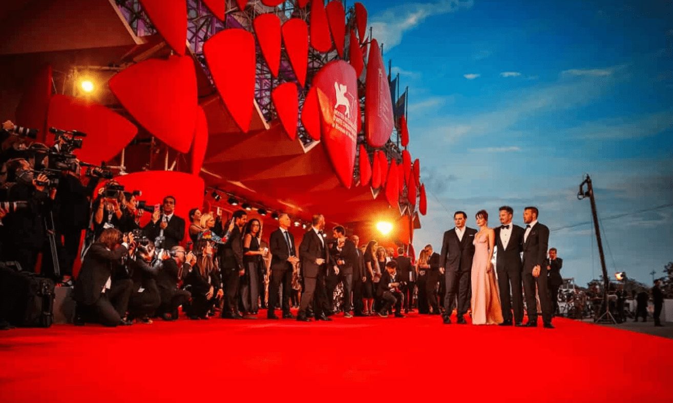 festival del cinema di venezia riflettori accesi sul red carpet e sulle tendenze moda da Lifeandpeople.it festival del cinema di venezia riflettori accesi sul red carpet e sulle tendenze moda