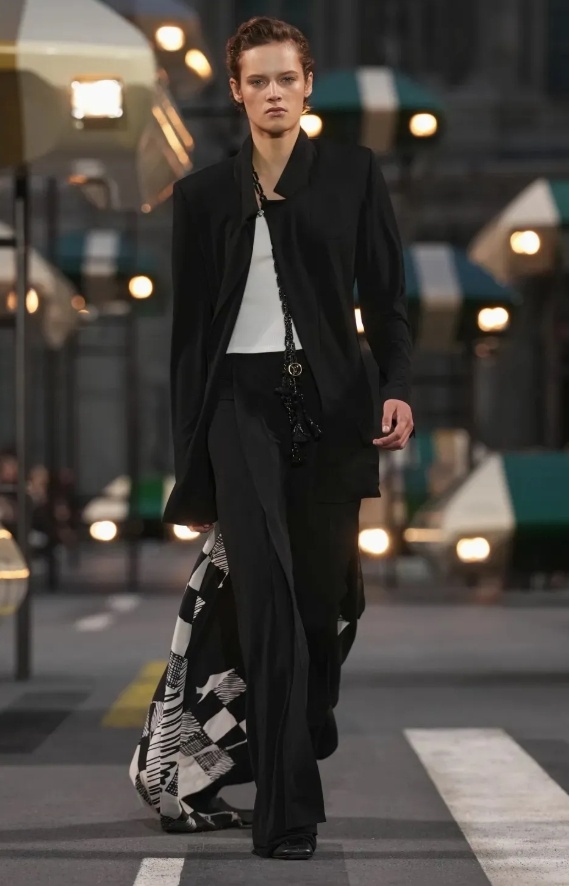 SFILATA MODA PARIGI Louis Vuitton primavera estate 2027- Life&People Magazine