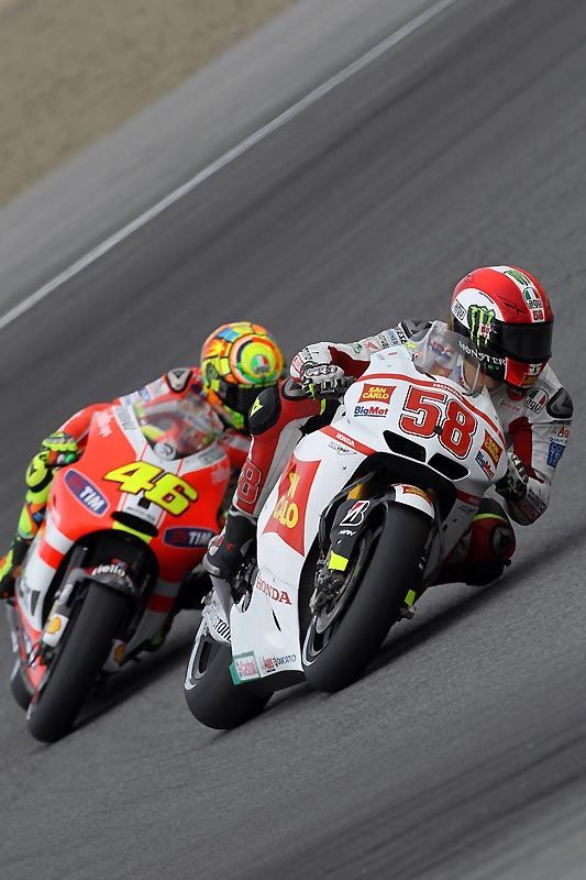 Marco Simoncelli e Valentino Rossi in pista @Pinterest