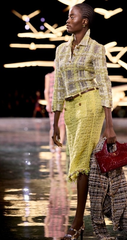 Rachel Ojuromi in passerella con un tweed giallo- Chanel ss27 @giverachelashot (Instagram)
