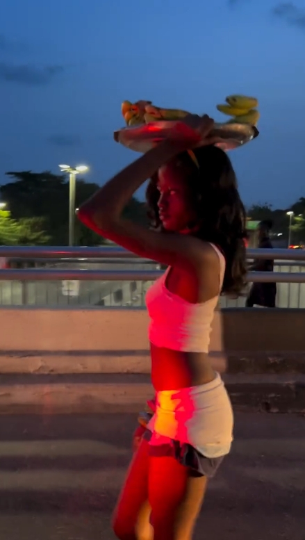 Rachel Ojuromi in uno dei suoi video social con un cesto di frutta- @giverachelashot (Instagram)