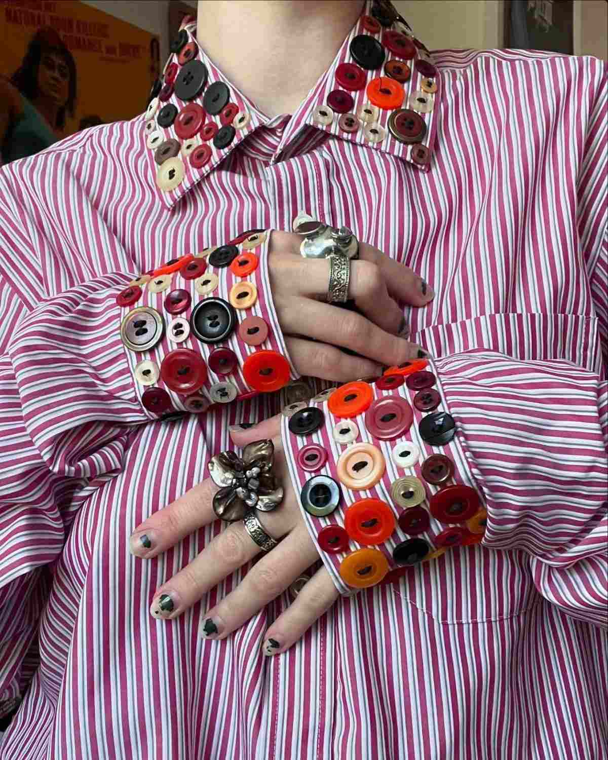 bottoni colorati su camicia rosa @Pinterest