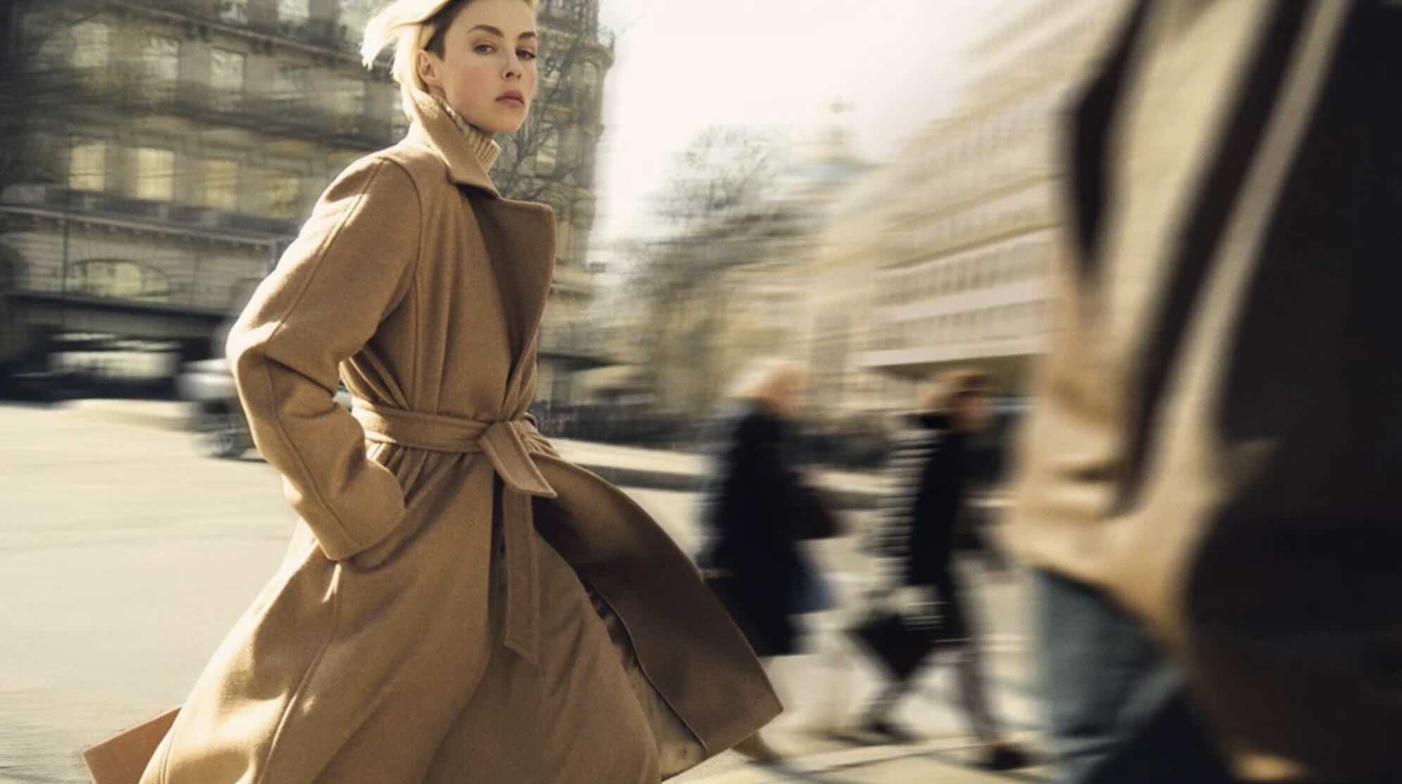 il gesto di avvolgersi l8217eleganza del cappotto a vestaglia inaugura l8217autunno da Lifeandpeople.it il gesto di avvolgersi l8217eleganza del cappotto a vestaglia inaugura l8217autunno
