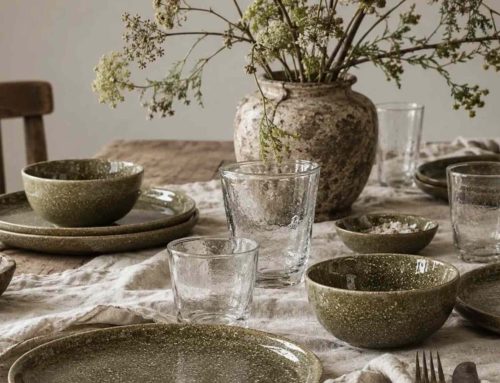 Argilla, fuoco e oro nelle crepe: perché la ceramica fatta a mano conquista la tavola