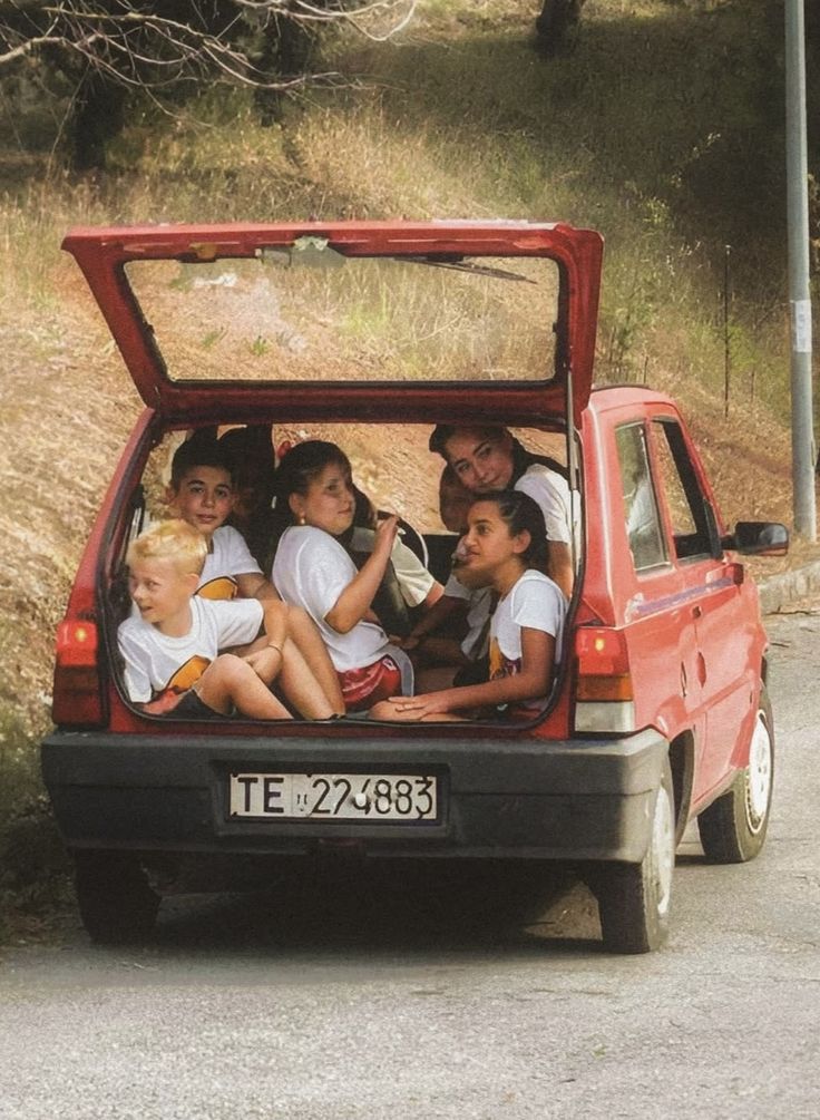 Bambini in macchina negli anni 90 @Pinterest