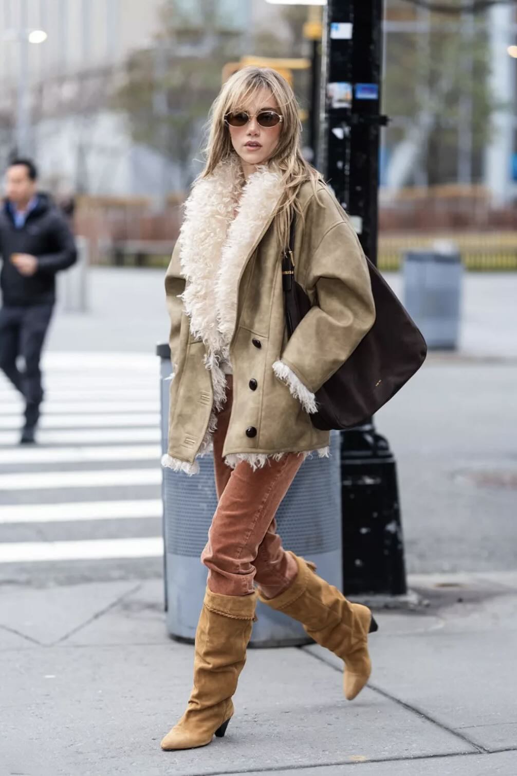 suki waterhouse street style stivali © Storymag