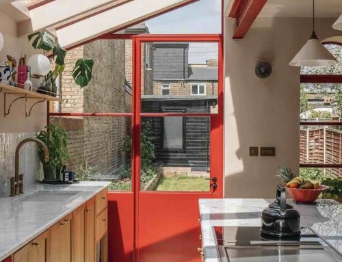 Teoria del rosso: il dettaglio scarlatto che rivoluziona l’interior design
